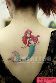Κορίτσι πίσω όμορφη αναζητούν γοργόνα μοτίβο τατουάζ