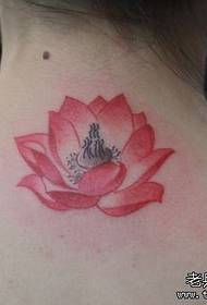 Krása zpět s červeným lotosovým tetováním