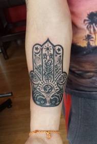 Arm svart fatima-hand med ett speciellt tatueringsmönster