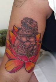 Braccio leone seduto sul modello di tatuaggio di loto