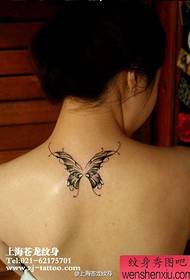 Skaists muguras tetovējums ar skaistu tauriņa tetovējuma modeli