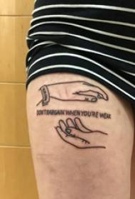 Traditionell tatueringsflickalår på låret på engelska och tatuering för hand