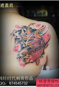 Modello di tatuaggio di pesci rossi piuttosto colorato per le spalle delle ragazze