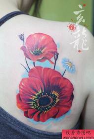 Belle spalle modello bellissimo tatuaggio floreale di bel colore
