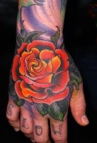 Простой красочный рисунок с татуировкой большой розы на тыльной стороне ладони