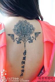 Priljubljeni vzorec tatoo Vatikanskih lotosov na hrbtu deklice