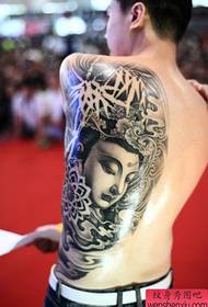 Undaji wa tattoo ya nyuma ya ubunifu unafanya kazi