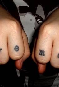 Patrón de tatuaxe do alfabeto inglés nas puntas dos dedos