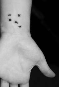Зап'ясті чорний птах літаючих татуювання візерунок
