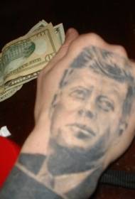 Roka znanega črnega portretnega vzorca tatoo