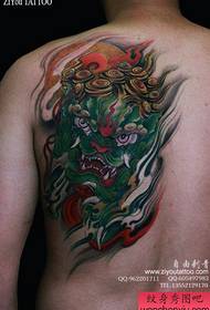 Klassesch schéin Tang Léiw Tattoo Muster op männlecht Réck