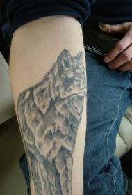 Αρσενικό χέρι γκρι μεγάλο μοτίβο τατουάζ λύκος