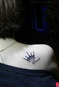 Tattoo show, beveel 'n rug aan kroon tatoeëring patroon