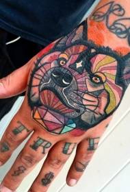 Tangan lelaki kembali dicat corak tattoo avatar serigala