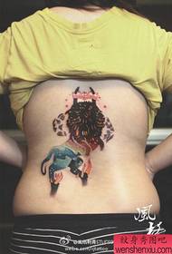 Tyttöjen takana klassinen poptähti leijona tatuointikuvio