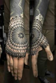 Mannenhand terug zwart grijs totem tattoo patroon