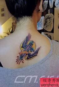 Момиче обратно добре изглеждащ кръст с крила татуировка модел