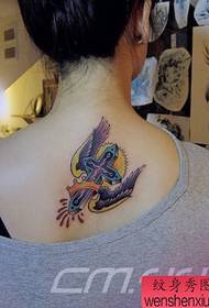 Ragazza schiena bella croce con ali tatuaggio modello