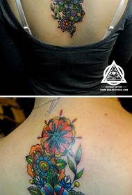 Девојка је на леђима популарног лепог цветног узорка тетоваже