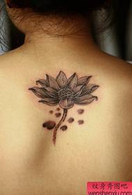 Bellissimo modello di tatuaggio di loto pop inchiostro sul retro delle ragazze
