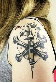 Vzorec tatoo z iglo za injekcijo roke