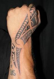 Modeli i tatuazhit të zezë të thurur me shirita të zi