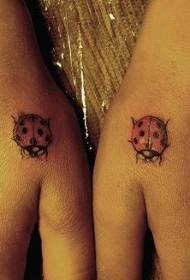 El iki küçük uğur böceği dövme tasarımları renkli