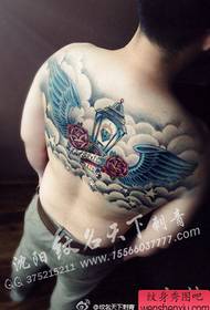 Популярний хлопчик татуювання ззаду на півзахисті крила