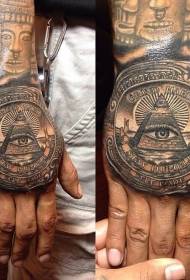 ຮູບ tattoo ຮູບປັ້ນ pyramid ທີ່ມີສີສັນລຶກລັບຢູ່ດ້ານຫຼັງຂອງມື