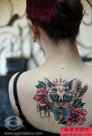 un motif de tatouage de chat de l'école populaire sur le dos de la fille