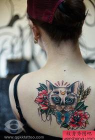 un popolare modello di tatuaggio del gatto di scuola sul retro della ragazza