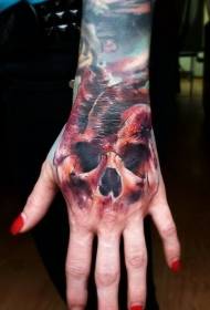 Modello di tatuaggio teschio misterioso colorato sul dorso della mano