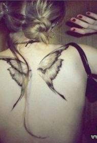 Owesifazane omusha ophansi emuva uvemvane amaphiko tattoo usebenza