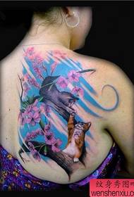 Bagerste tatoveringsmønster: rygfarve kattekirsebærblomst tatoveringsmønster