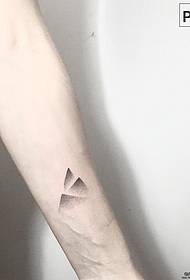 Riešo mažas šviežias geometrinis tatuiruotės raštas