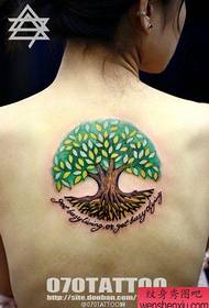 Patron clàssic de tatuatge en arbre de color pop a l'esquena