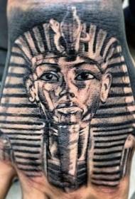 Tatuatge realista amb estàtua de faraó en blanc i negre a la part posterior de la mà