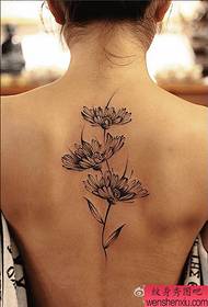 Naisen selkä kaunis Zou Ju -tatuointikuvio