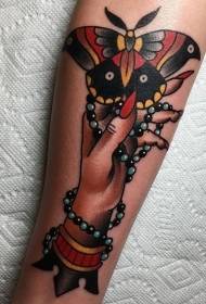 Arm vecās skolas krāsas sievietes rokas tauriņš un rotaslietas tetovējuma raksts