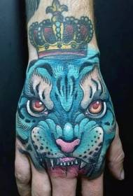Mano indietro tigre blu misteriosa vecchia scuola con motivo tatuaggio corona