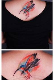Pátrún tattoo hummingbird a bhfuil an-tóir air ar chúl an chailín