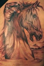 अनोखा घोडा आणि हाताने टॅटूचा नमुना