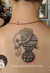 Merginos nugaros gražus dramblio tatuiruotės modelis
