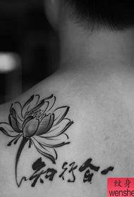 Kazi ya tattoo ya lotus ya nyuma