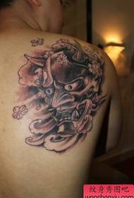 Pola tattoo hideung hideung hideung dina taktak tukang jalu