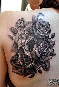 Muguras rožu tetovējums