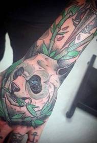 Model de tatuaj din bambus panda colorat pe spatele mâinii