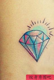Spectacle de tatouage, recommander un petit motif de tatouage de diamant frais