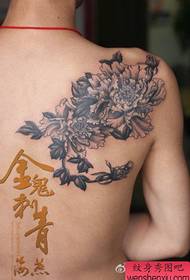 Bocah lanang lan bocah wadon bali pola tato kembang ireng lan putih sing misuwur lan putih