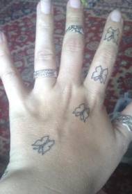 Ракајте едноставни многу безбојни слики за тетоважи со мала пеперутка